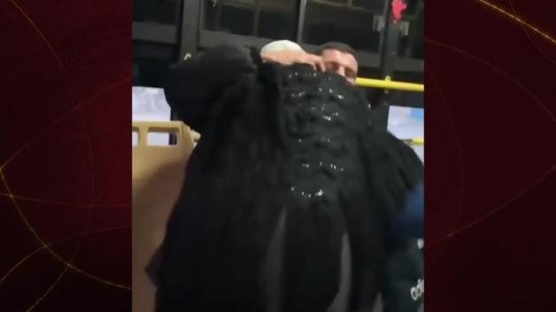 Yıllardır görmediği kardeşini otobüste gören Suriyeli kadın herkesi duygulandırdı