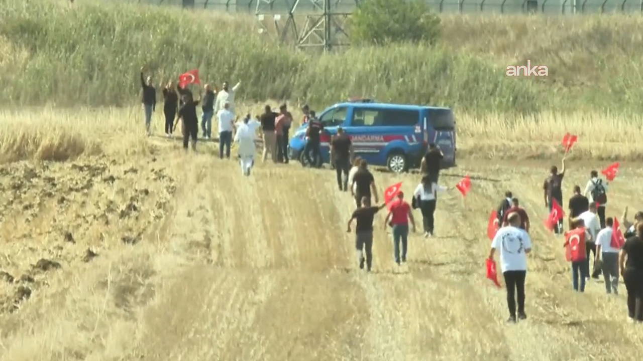 Zeydan Karalar’a tarladan seslerini duyurmaya çalışan Adanalılara jandarma engeli! – Son Dakika Siyaset Haberleri