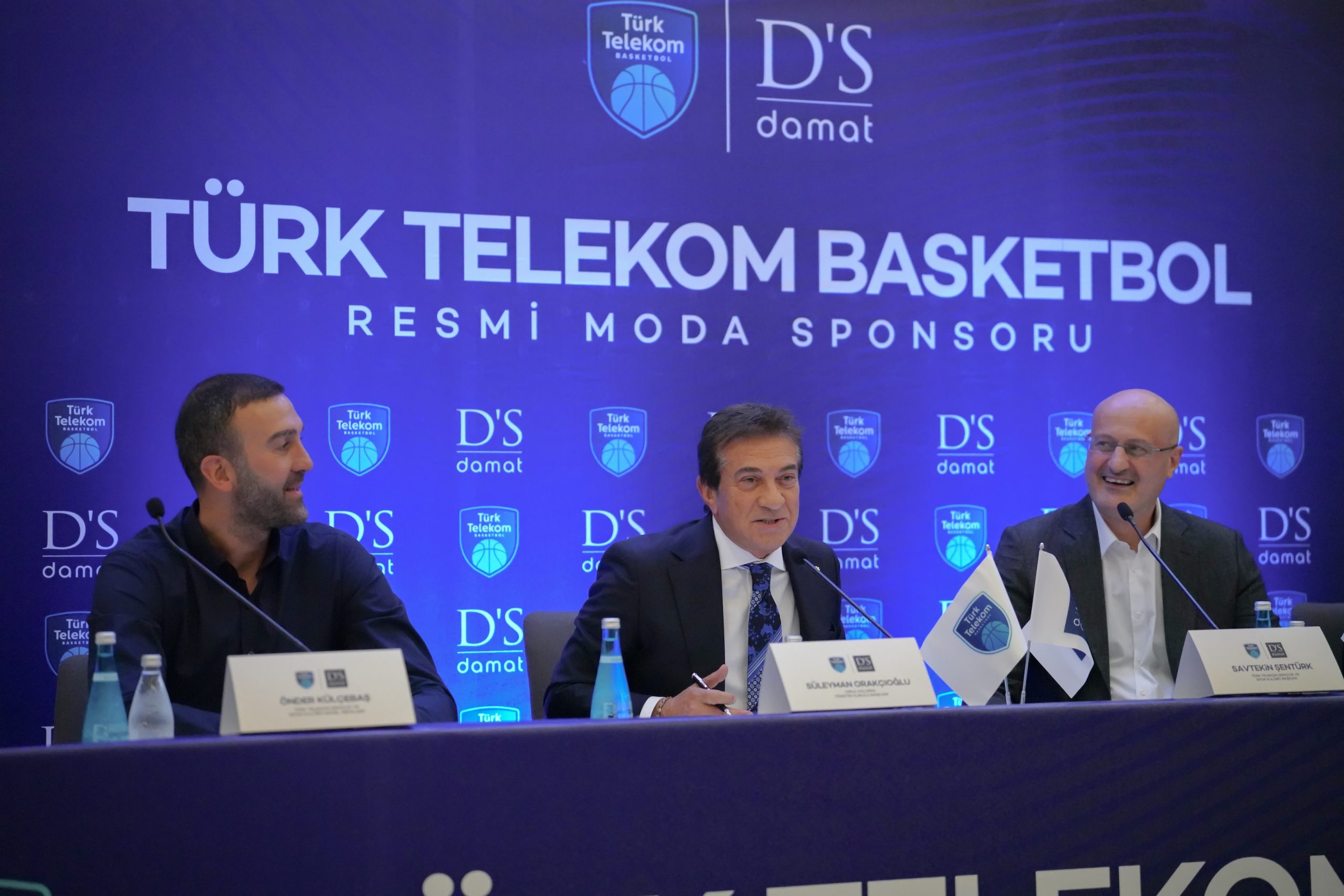 Türk Telekom Basketbol Takımı ve D’S Damat Sponsorluk Anlaşması İmzaladı Türk Telekom Basketbol Takımı ve D’S Damat Sponsorluk Anlaşması İmzaladı