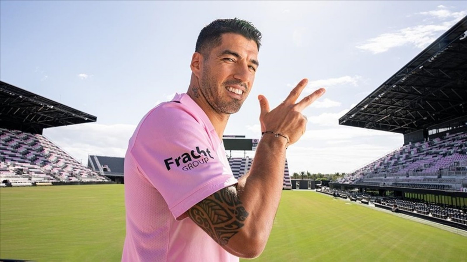 Luis Suarez tükürme olayı nedeniyle 3 lig maçından men edildi Luis Suarez tükürme olayı nedeniyle 3 lig maçından men edildi