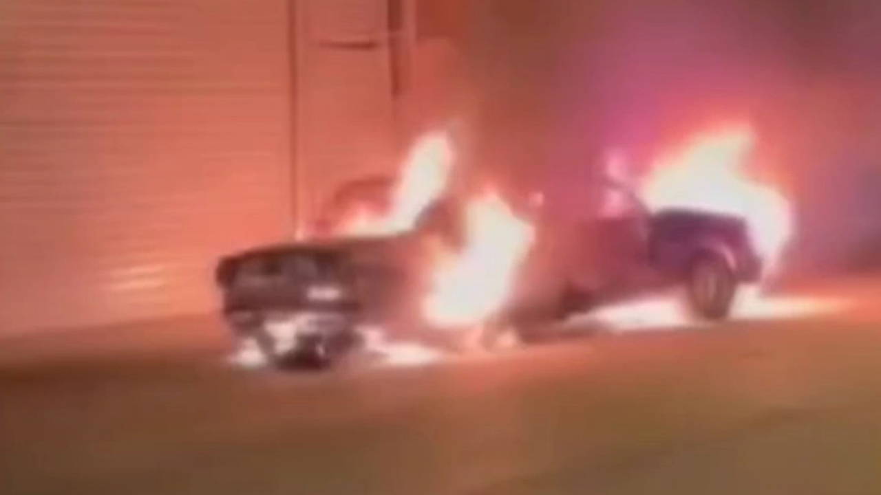 Sanayi sitesinde 5 araç kundaklandı: Soruşturma başlatıldı – Son Dakika Siyaset Haberleri