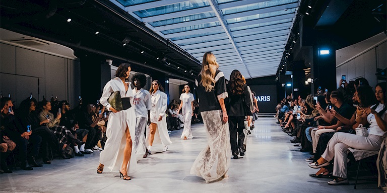 Paris Moda Haftası’nda Essin Baris’ten Sinematik Bir Hikaye: La Femme En Scène Paris Moda Haftası’nda Essin Baris’ten Sinematik Bir Hikaye: La Femme En Scène