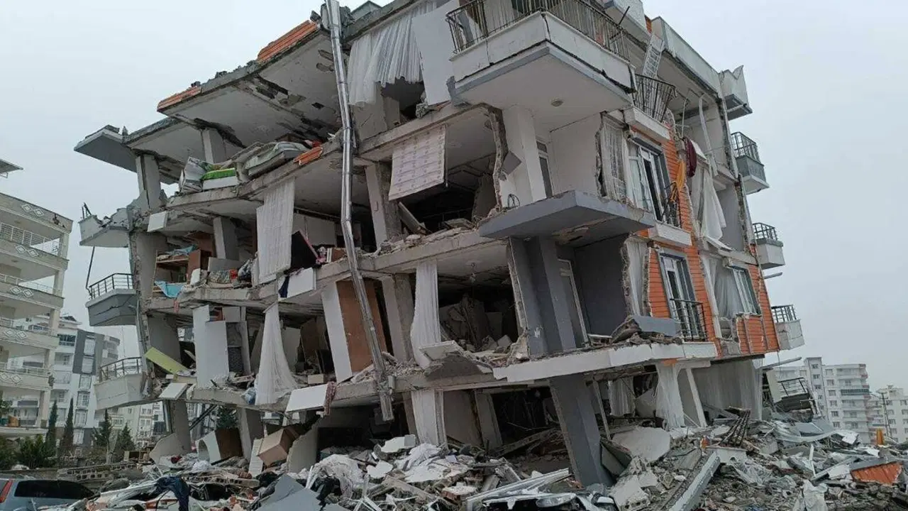 Depremde yıkılan Burak Yapı Sitesi davasında kamu görevlileri ilk kez hakim karşısına çıktı: Savunmaları ‘pes’ dedirtti! – Son Dakika Siyaset Haberleri