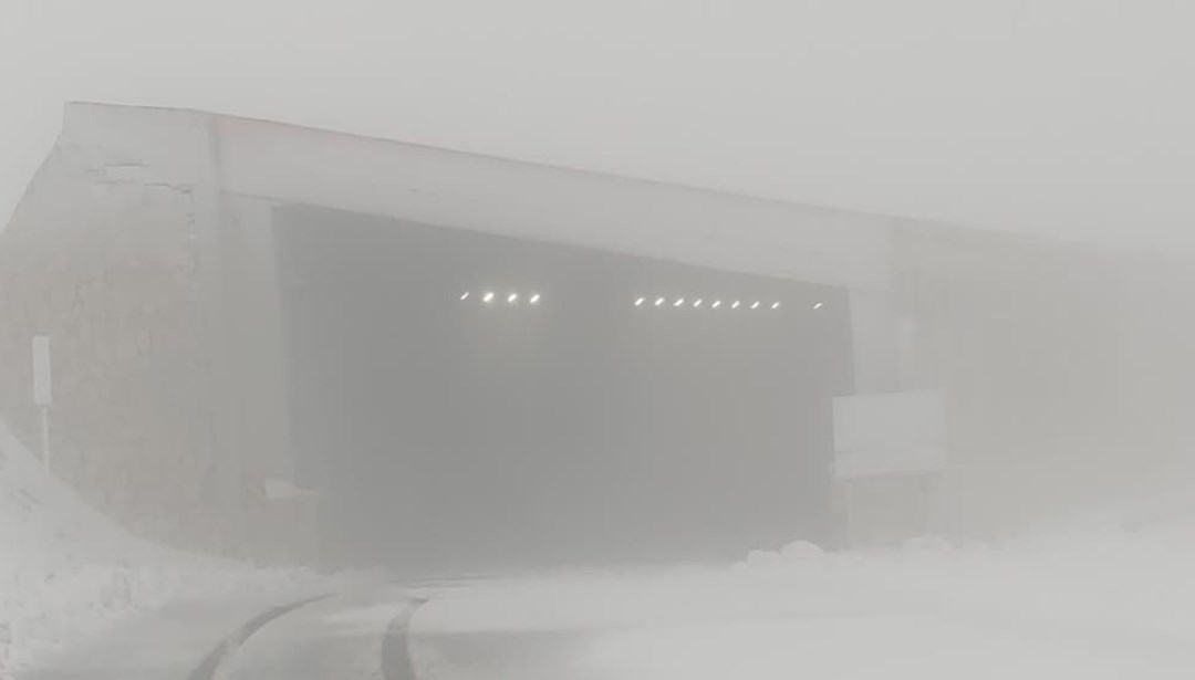 Mevsimin ilk kar yağışı düştü: Ekipler tuzlama yapıyor