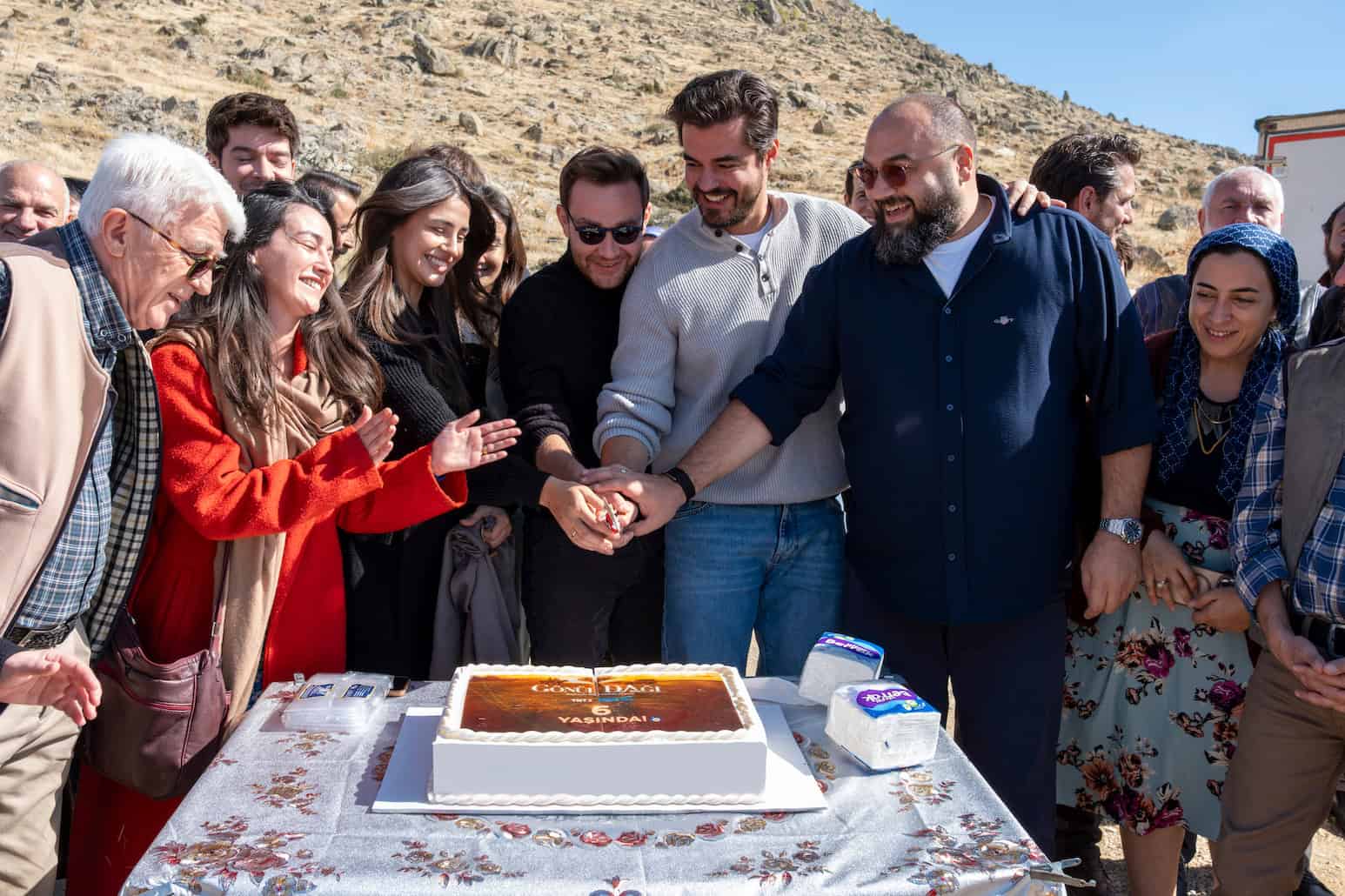 Her sezon birinci olarak reyting rekorları kıran Gönül Dağı’nın 6. yaş günü sette kutlandı!