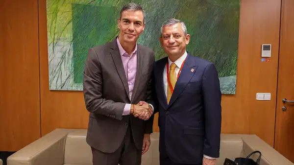 Özgür Özel, İspanya Başbakanı Pedro Sanchez ile bir araya geldi – Son Dakika Siyaset Haberleri