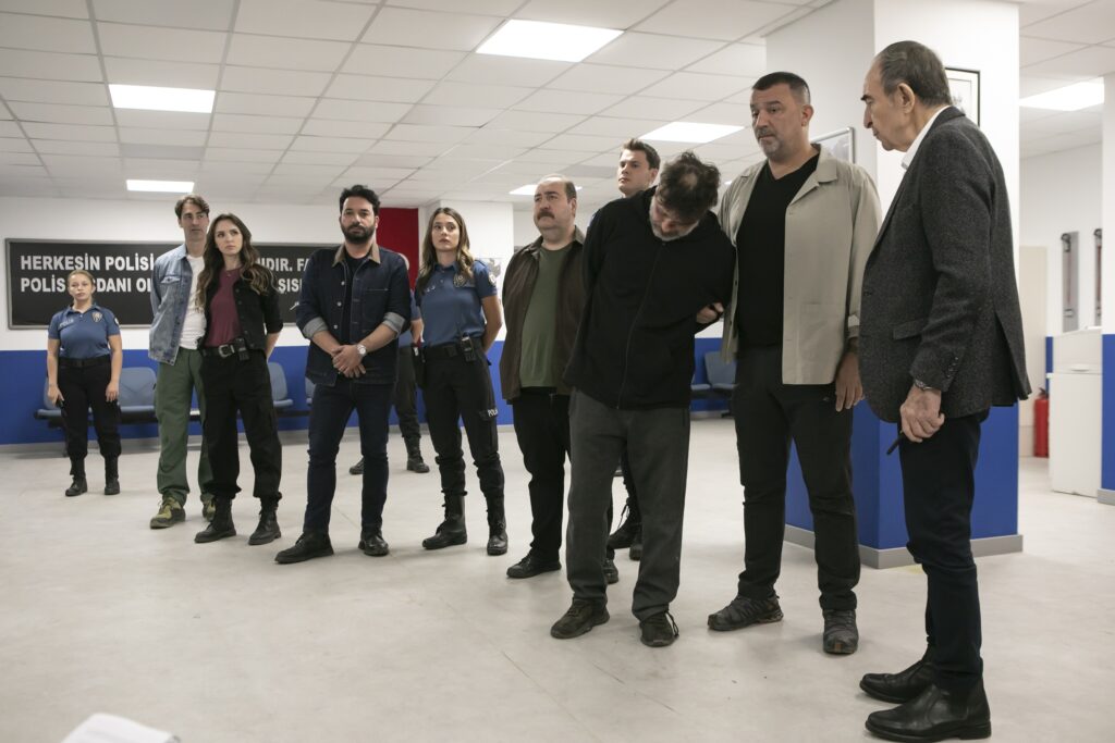 Arka Sokaklar 722. Bölümde Hüsnü en sonunda gözlerini açtı! Sude’nin kaçırılmasının ardından Bozo çılgına döndü! Arka Sokaklar 722. Bölümde Hüsnü en sonunda gözlerini açtı! Sude’nin kaçırılmasının ardından Bozo çılgına döndü!