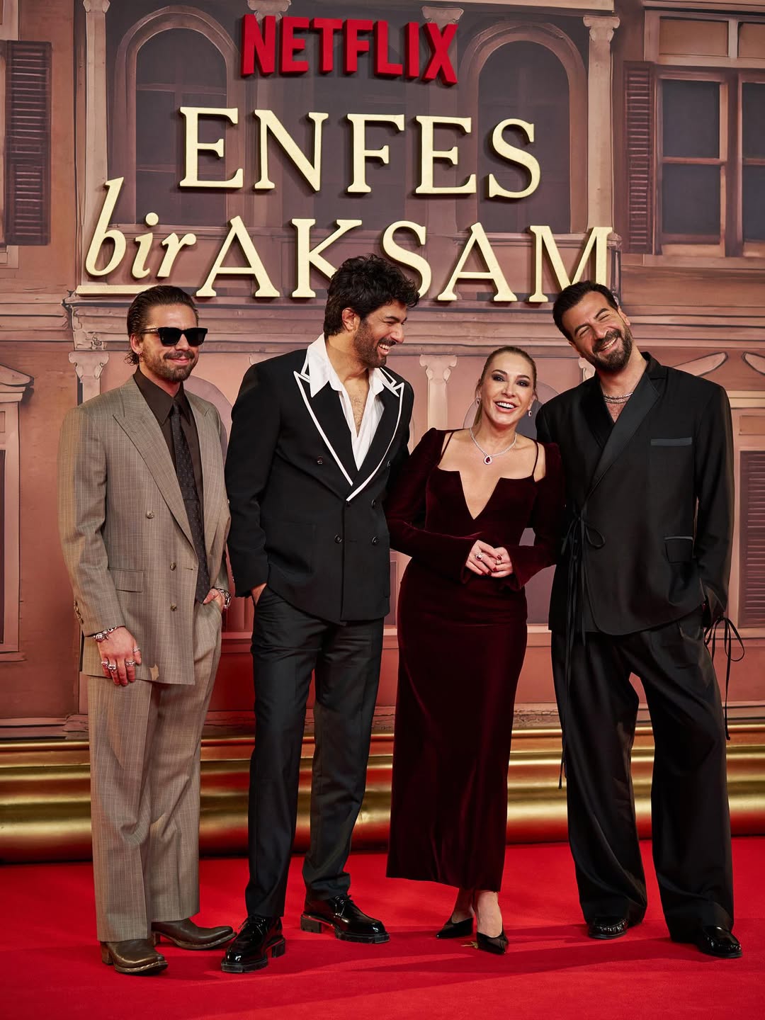 Merakla beklenen “Enfes Bir Akşam” dizisinin lansmanı dün akşam gerçekleşti! Enfes Bir Akşam şimdi Netflix’te yayında!