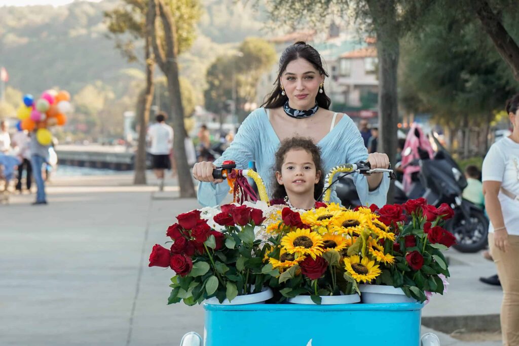 Cemre Baysel, bu kez çiçekçi kız Zeynep karakteriyle seyirci karşısına çıkıyor!