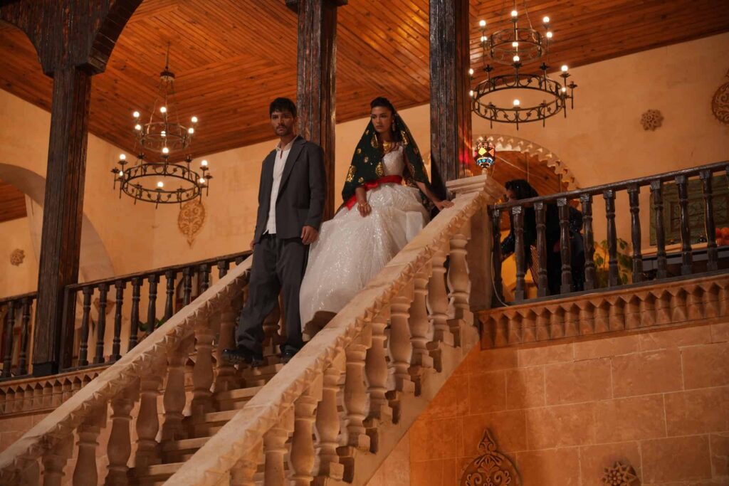 “Halef: Köklerin Çağrısı” dizisi yalnızca hikayesiyle değil, görsel dünyasındaki görkemli detaylarıyla da büyülüyor!