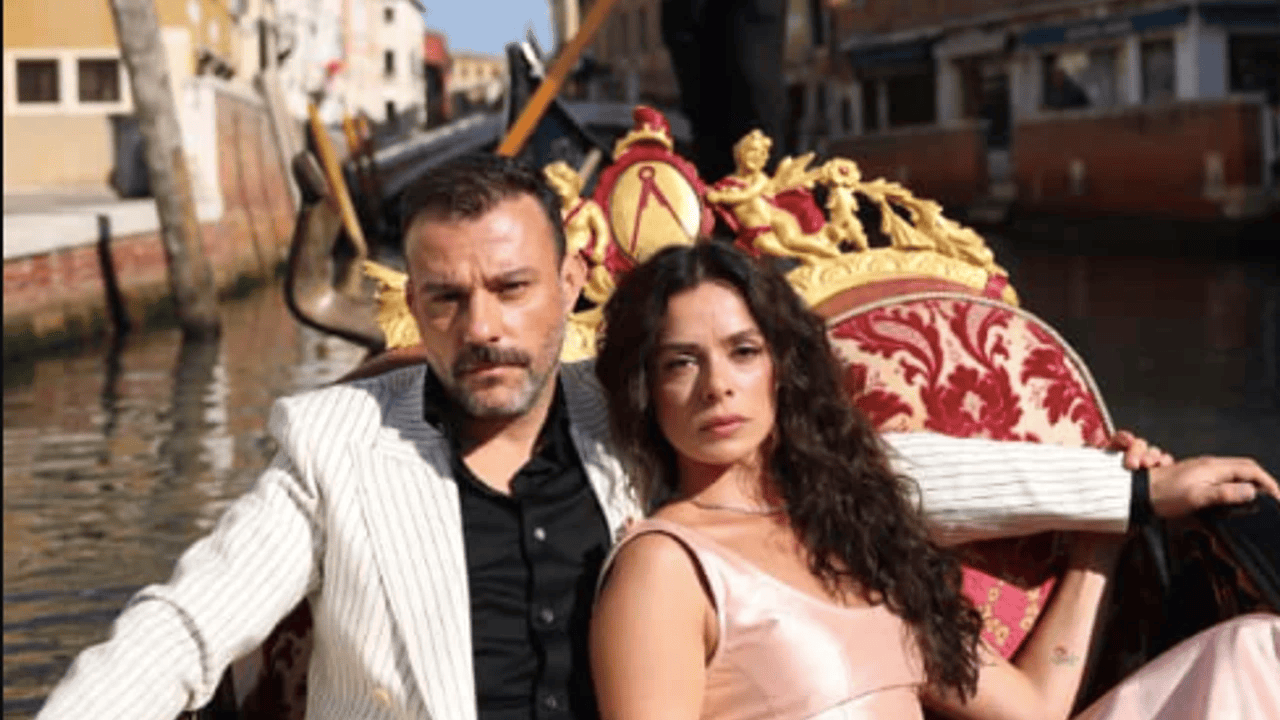 Venedik’te Görkemli Bir Gala ile Tanıtılan “Sakıncalı” Dizisinin Afişi Yayınlandı Venedik’te Görkemli Bir Gala ile Tanıtılan “Sakıncalı” Dizisinin Afişi Yayınlandı