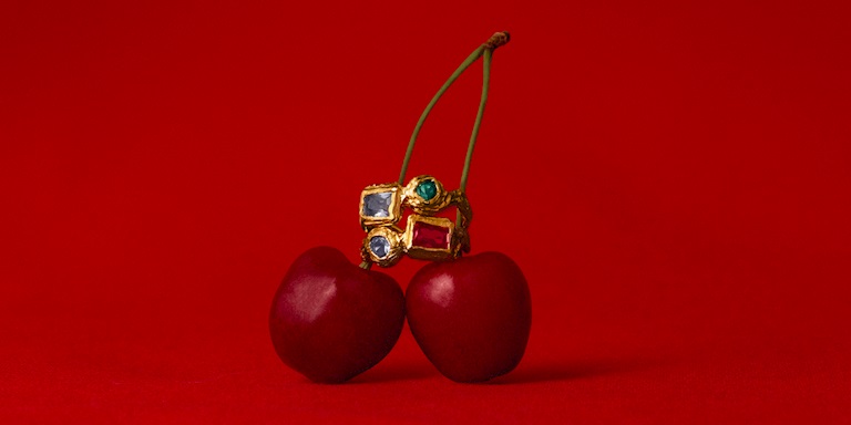 MÜCEVHER & SAAT Métiers’le Renkli Taşların Dünyasını Keşfediyoruz Métiers’in dinamik kodlarını keşfetmek için markanın kurucularından Yeraz Gökbaş’la konuştuk. Şevval Akyüz 10 Ekim 2025