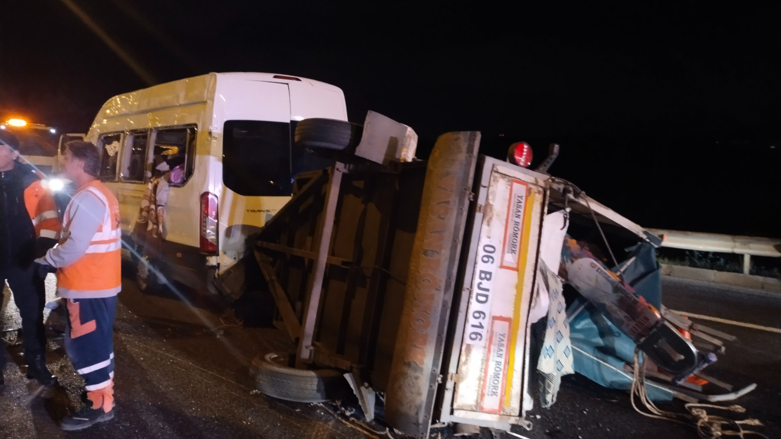 Beykoz'da minibüs devrildi: 3 yaralı