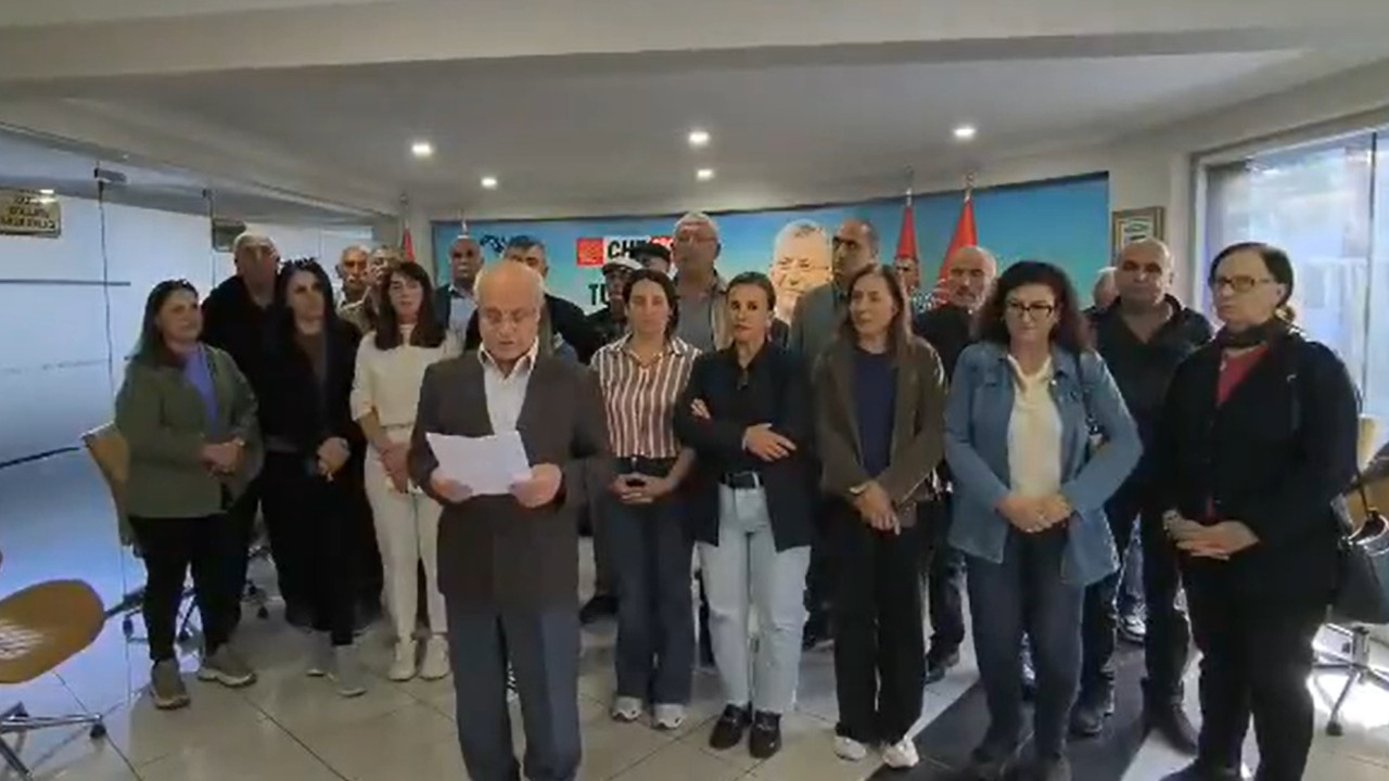 CHP’de ilginç eylem: Tunceli il yönetimi Özgür Özel’e kızdı, kendilerini parti binasına kilitledi CHP’de ilginç eylem: Tunceli il yönetimi Özgür Özel’e kızdı, kendilerini parti binasına kilitledi