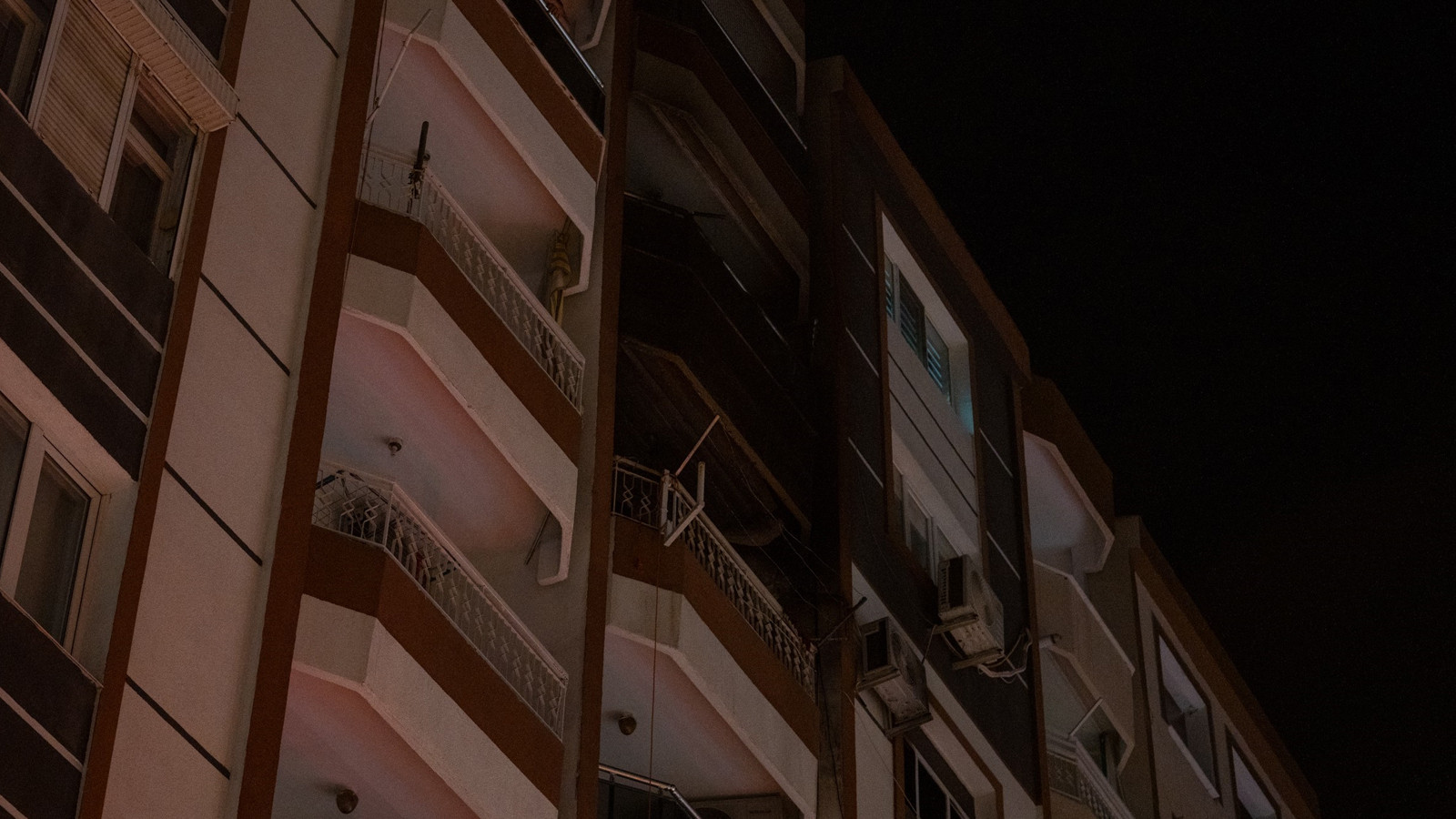 Manisa’da kendisinden şikayetçi olan eşine kızıp evi ateşe verdi