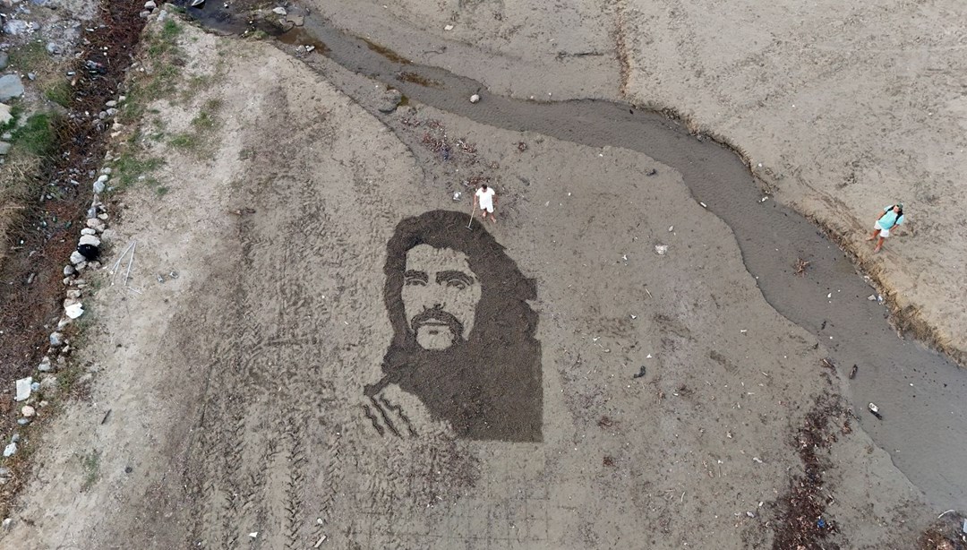 Barış Manço’nun resmini Alanya sahillerine işledi Barış Manço’nun resmini Alanya sahillerine işledi