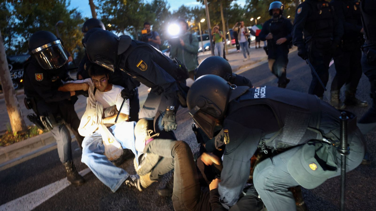 Seyircisiz oynanan Valencia-Hapoel maçına girmek için polisle çatıştılar: Gözaltılar var Seyircisiz oynanan Valencia-Hapoel maçına girmek için polisle çatıştılar: Gözaltılar var