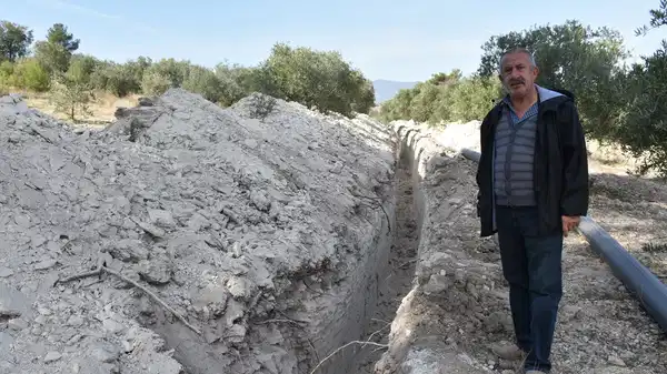 DSİ, emekli öğretmenin bahçesine 100 metrelik kanal açtı: ‘Bu eşkıyalık, başka bir şey değil!’ – Son Dakika Siyaset Haberleri DSİ, emekli öğretmenin bahçesine 100 metrelik kanal açtı: ‘Bu eşkıyalık, başka bir şey değil!’ – Son Dakika Siyaset Haberleri