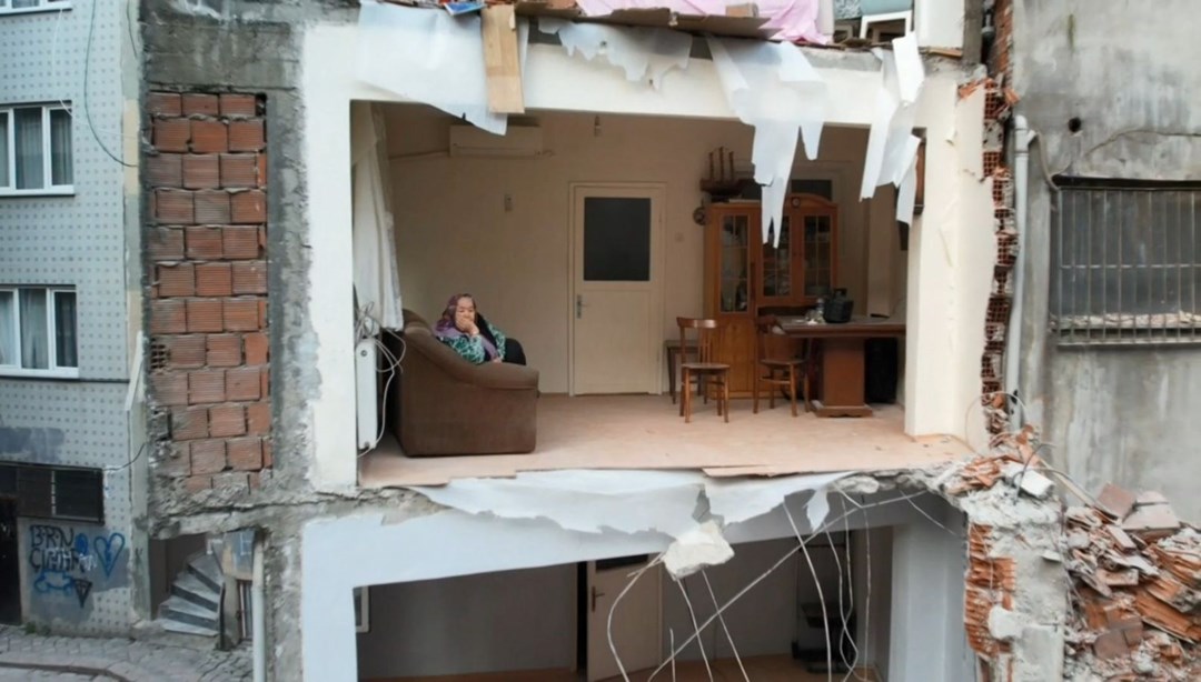 Dört katlı bina yıkıldı: Bitişteki apartman duvarsız kaldı! Dört katlı bina yıkıldı: Bitişteki apartman duvarsız kaldı!