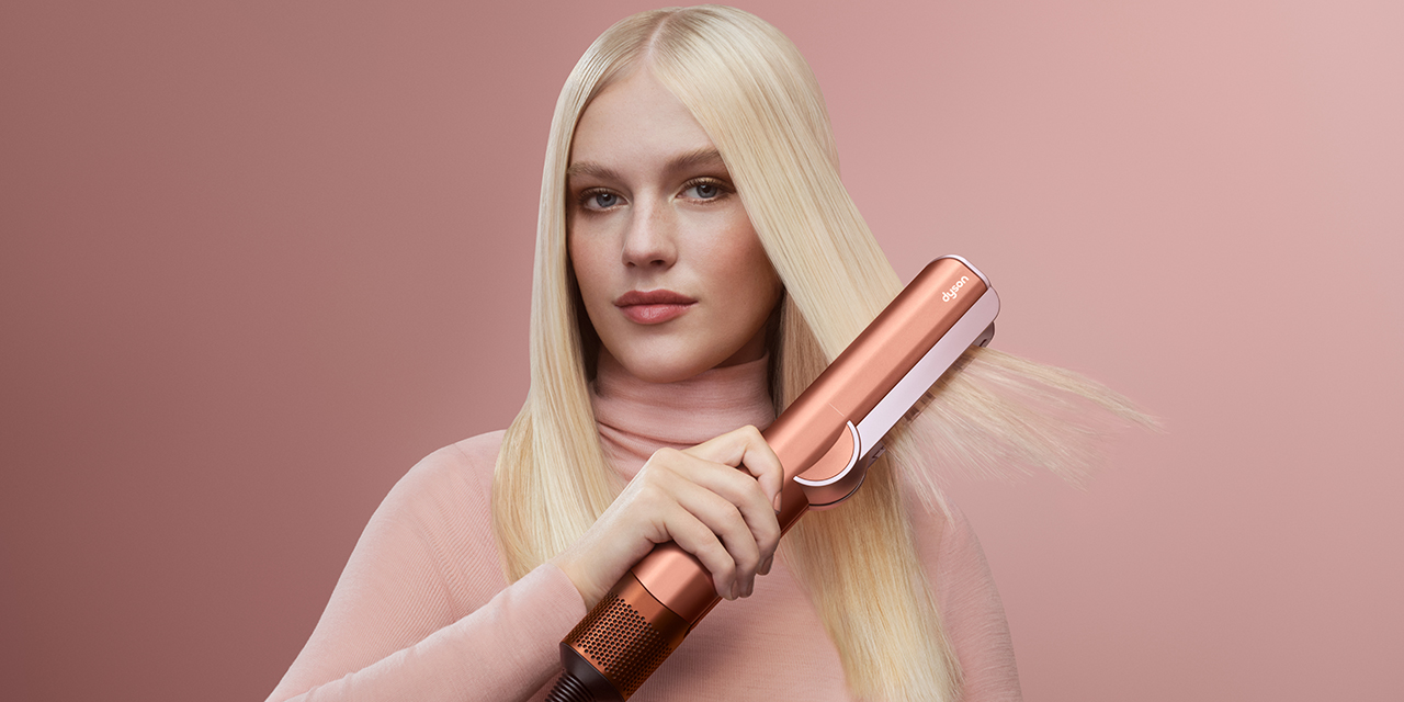 Dyson’ın Yenilikçi Saç Bakım Teknolojileri, Bu Yıl Amber Silk’in Sıcak Tonlarıyla Buluşuyor Dyson’ın Yenilikçi Saç Bakım Teknolojileri, Bu Yıl Amber Silk’in Sıcak Tonlarıyla Buluşuyor