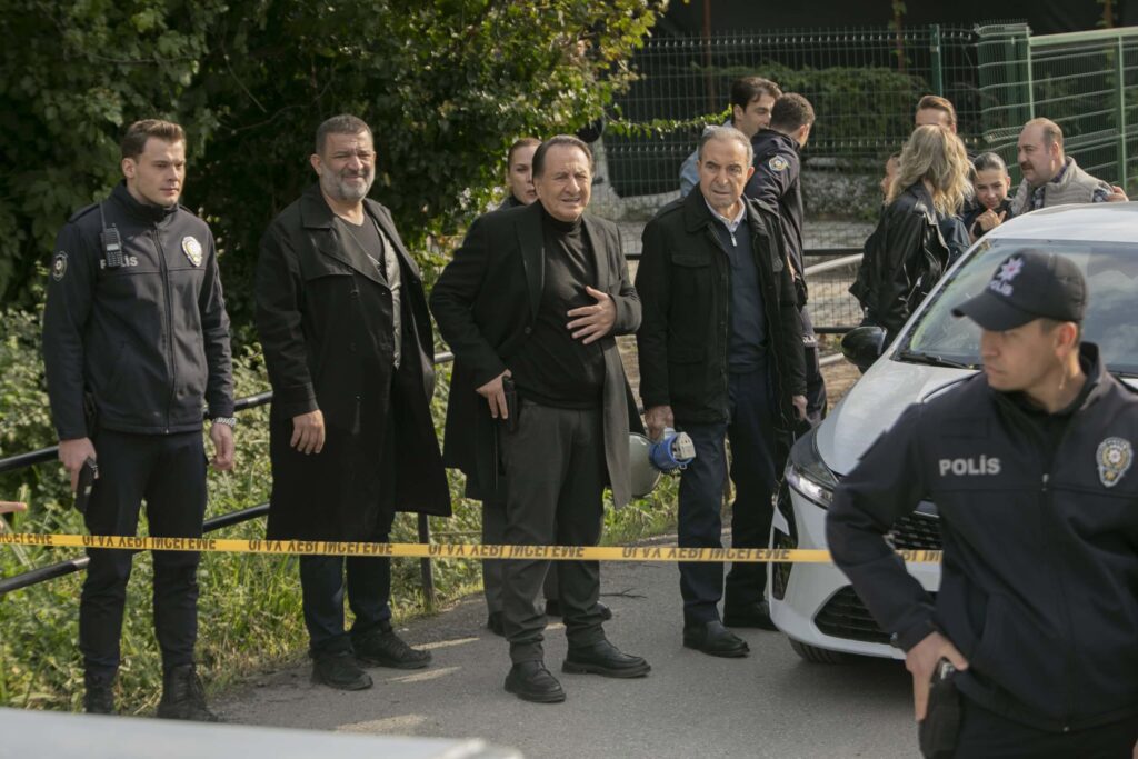 Arka Sokaklar 725. Bölümde Ali fırsattan istifade Pınar’ı kaçırdı! Rıza Baba Ali’ye belki de son şansını tanıdı! Arka Sokaklar 725. Bölümde Ali fırsattan istifade Pınar’ı kaçırdı! Rıza Baba Ali’ye belki de son şansını tanıdı!