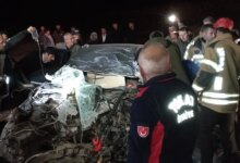 Tokat’ta TIR’a çarpan otomobil hurda haline geldi