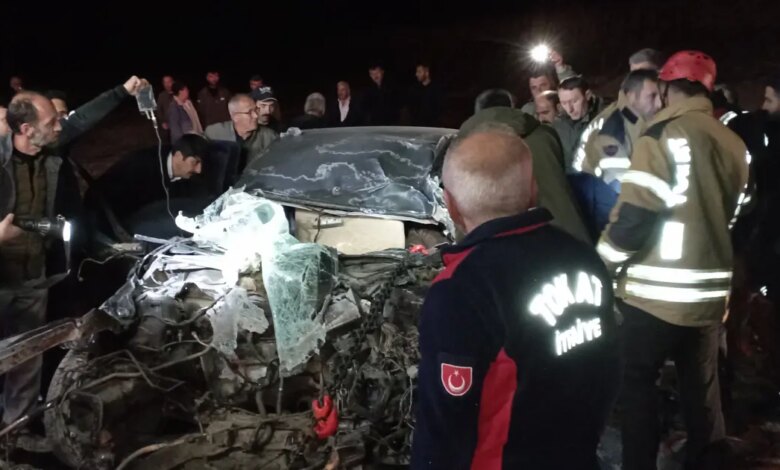 Tokat’ta TIR’a çarpan otomobil hurda haline geldi Tokat’ta TIR’a çarpan otomobil hurda haline geldi