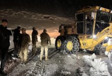 Hakkari’de kar nedeniyle mahsur kalan 7 araç kurtarıldı