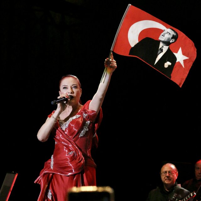 Antalya, Cumhuriyet’in 102. Yılını Candan Erçetin’le kutladı! Antalya, Cumhuriyet’in 102. Yılını Candan Erçetin’le kutladı!